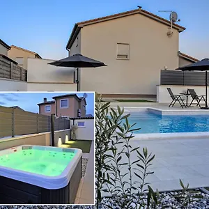 Ferienhaus Casa Tara Three-bedroom Pula