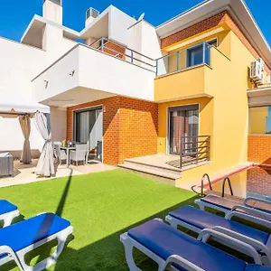 Hébergement de vacances Cozy With Pool And Barbecue